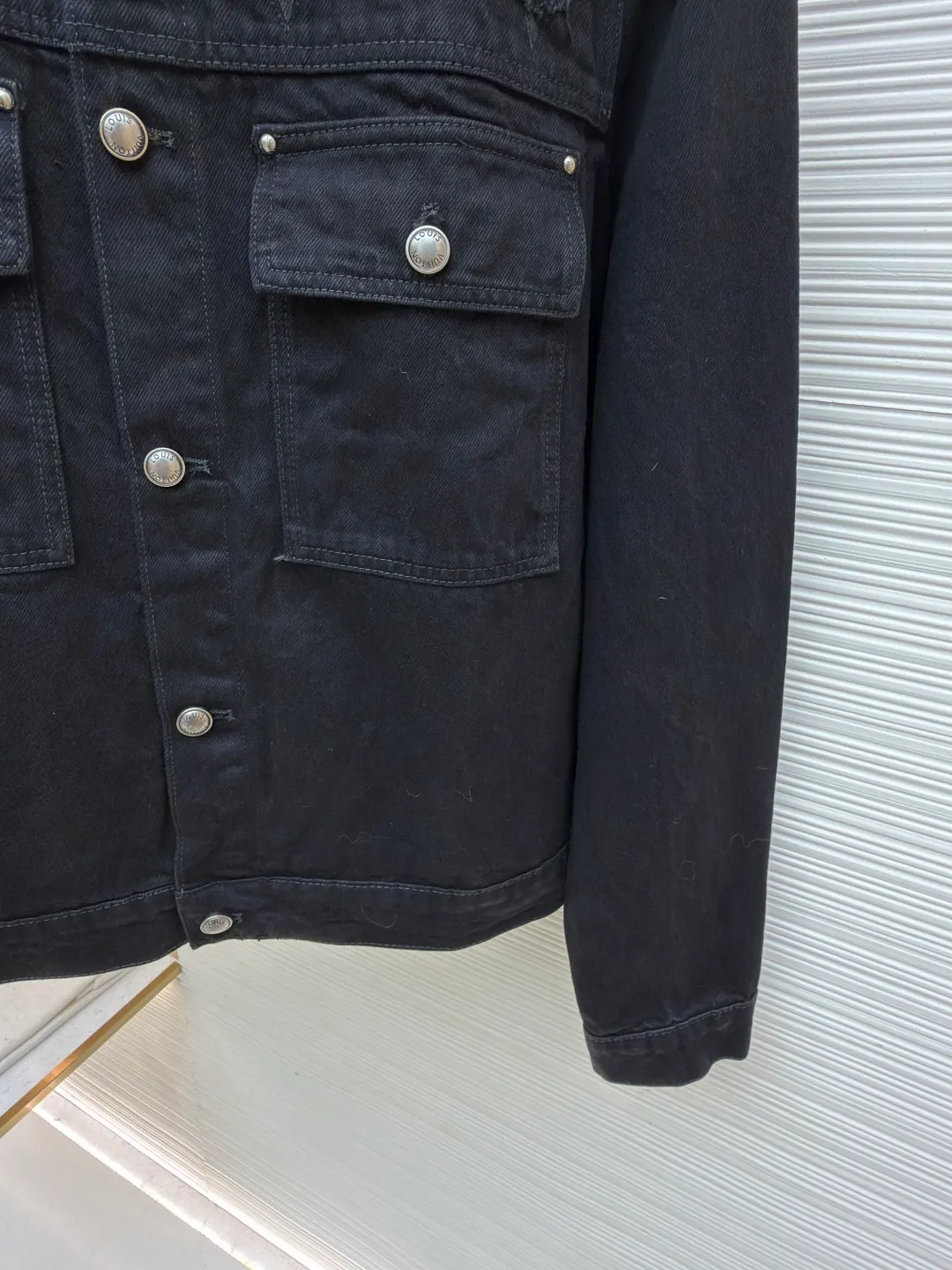 LOUIS VUITTON washed ripped denim jacket ●Authentic product: Purchased and developed by 25703 ●Item number: 1682311-B95 ●Fabric: pure cotton exclusive denim material ●Technology: laser burning ●Version: fitted version ●Weight: about 1205 grams ●Size: 48-59-52-54 ●Description: This destroyed detail is really cool. This washed denim truck elevates a classic silhouette with contrasting Monogram detailing front and rear, crafted with an edgy tear effect. This mid-season piece is effortlessly layered and can be worn with matching accessories for an on-trend look.